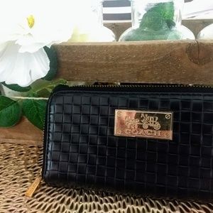 Black Hold Coach Wallet Vintage Design Details